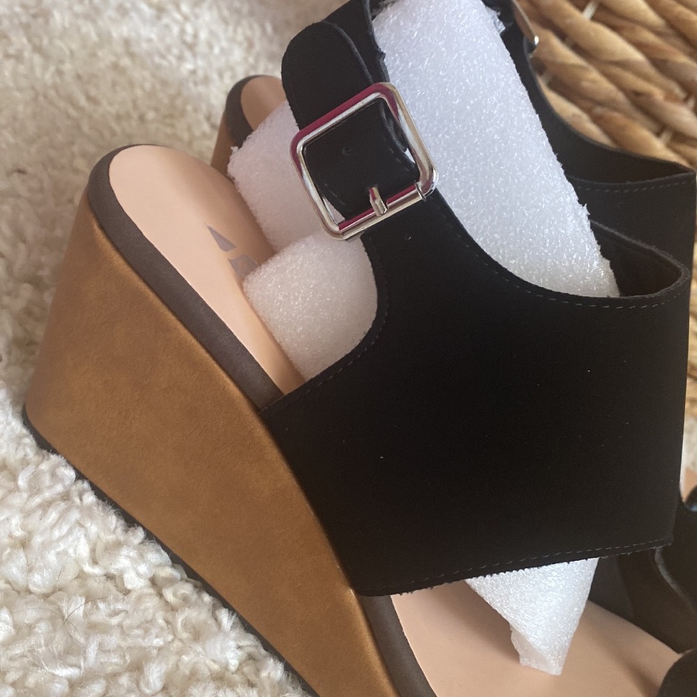 Joli Jolimall Black Faux Leather Platforms - Picture 4 of 10